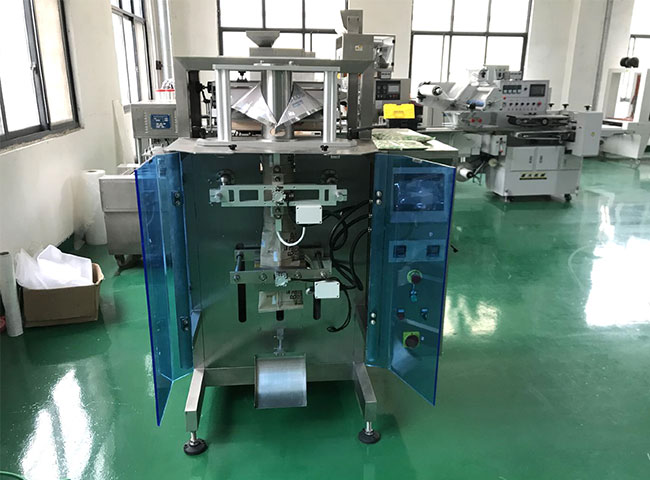 小型液體袋裝全自動(dòng)灌裝機設備展示