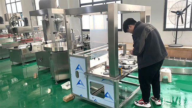 膏體灌裝機設備車(chē)間實(shí)拍