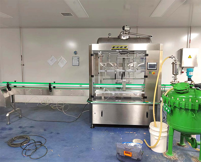 全自動(dòng)液體灌裝機設備案例展示