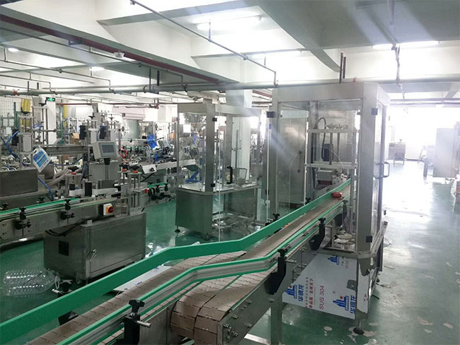 全自動(dòng)液體灌裝機設備展示