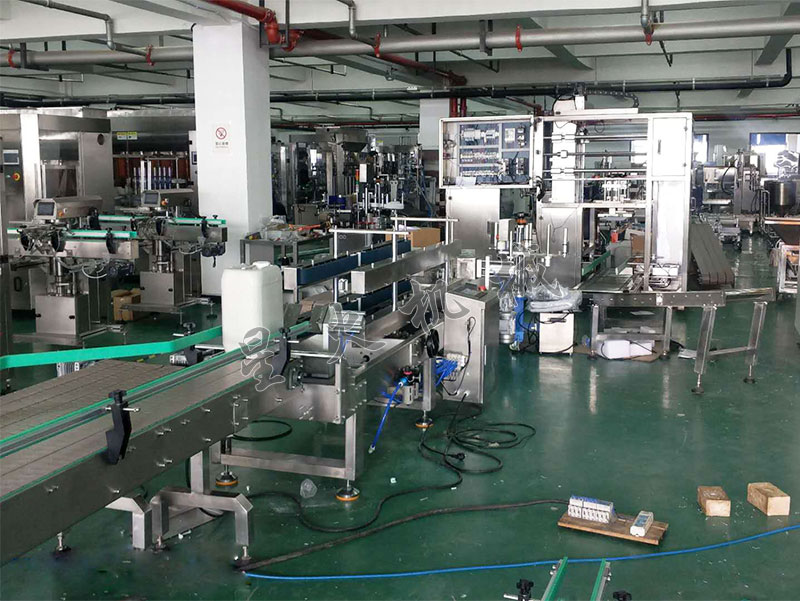 25kg液體化工桶定量灌裝機設備車(chē)間